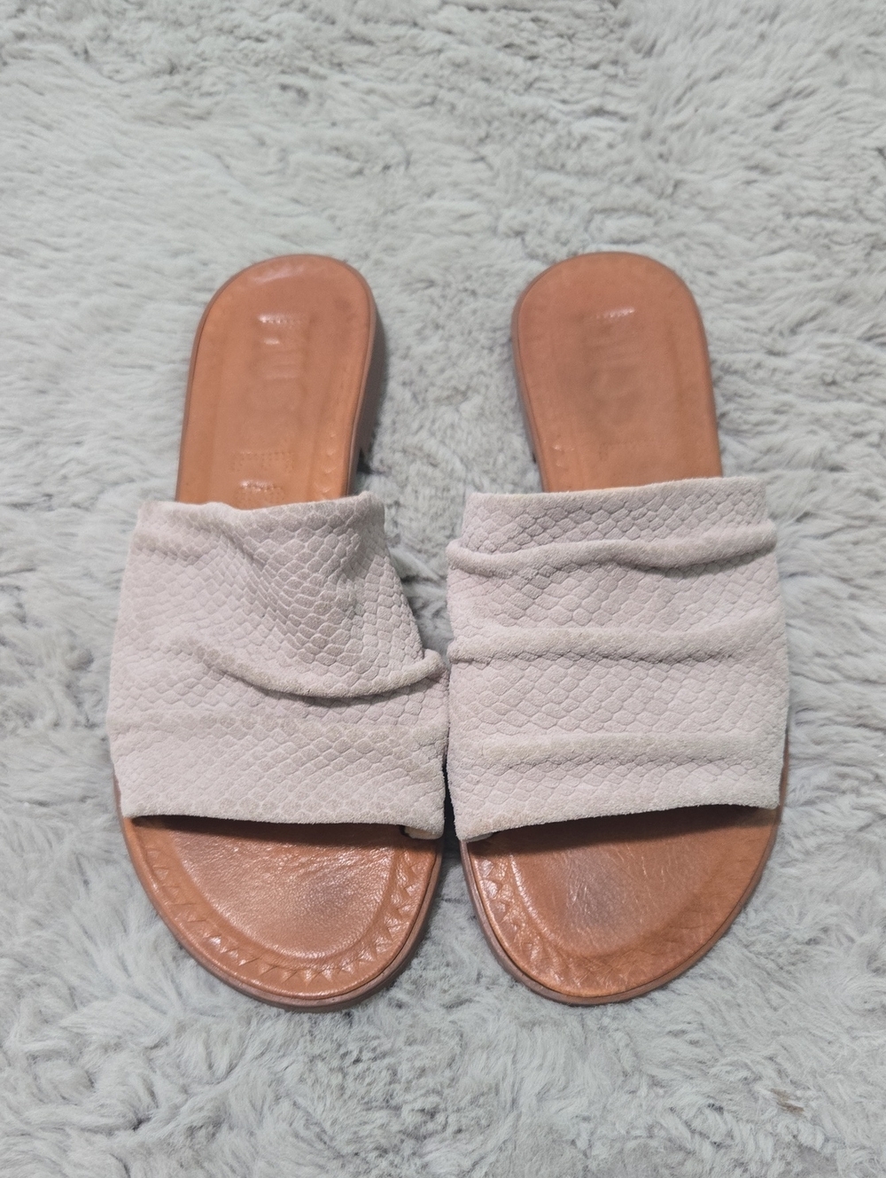 Musse & Cloud beige ruched slip on sandals size 7
